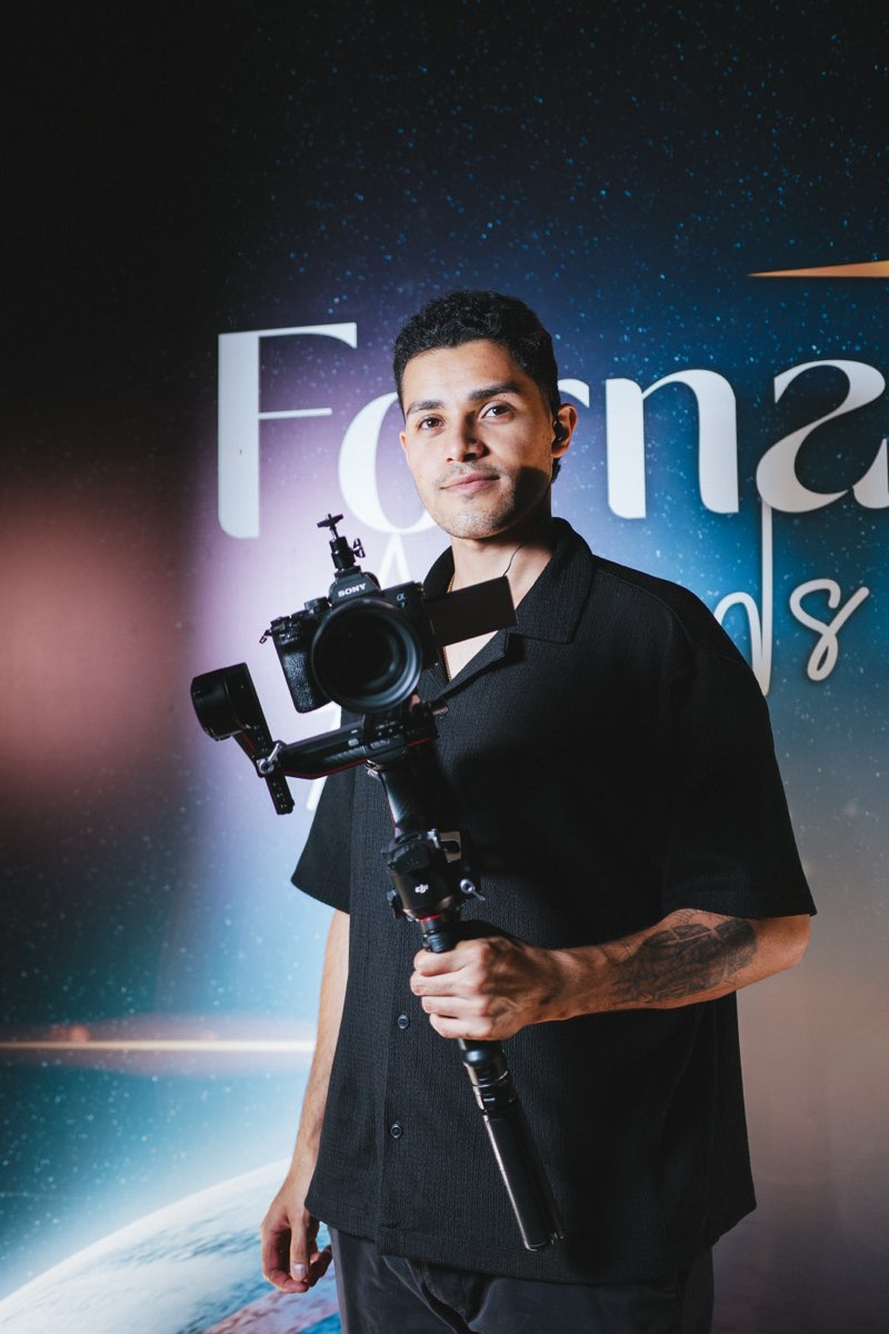 Retrato del director de JotaVisuals sosteniendo su equipo de rodaje.
