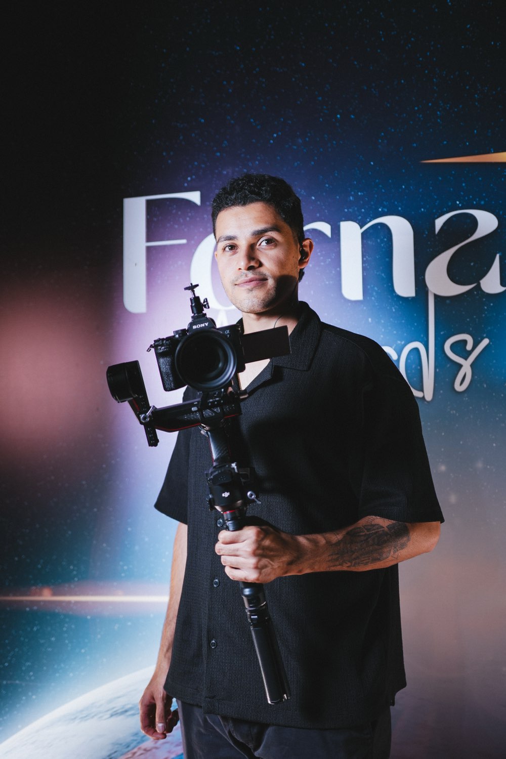 Director de JotaVisuals con cámara Sony sobre estabilizador, listo para rodar.