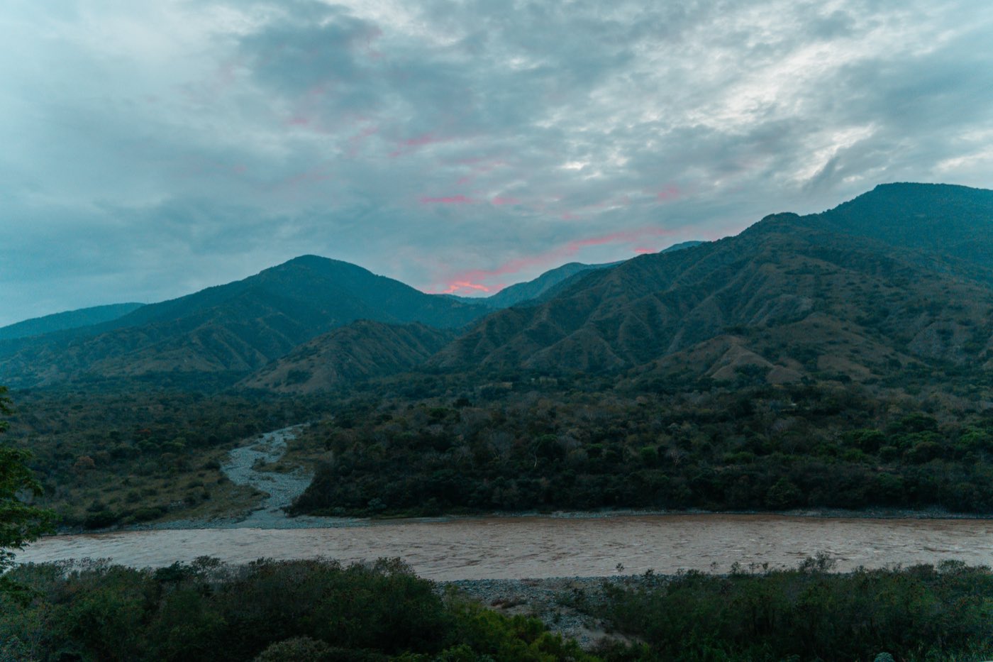 El río y las montañas al anochecer.